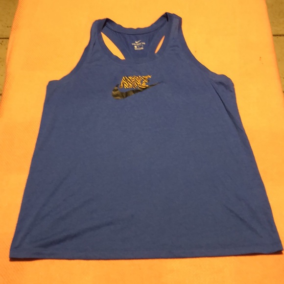 ⬇️⭐️ Women Nike Tee - Picture 7 of 8